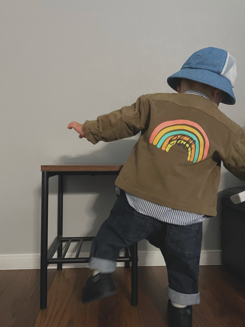 ブルー系のシャツ/ブラウス、グリーン系のノーカラージャケット、ブルー系のその他パンツを着用したキッズの冬コーディネートの3枚目の写真