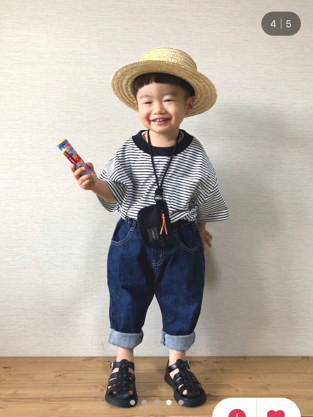 ブラック系のTシャツ/カットソー、ブルー系のデニムパンツ、ブラック系のサンダルを着用したキッズの夏コーディネートの4枚目の写真