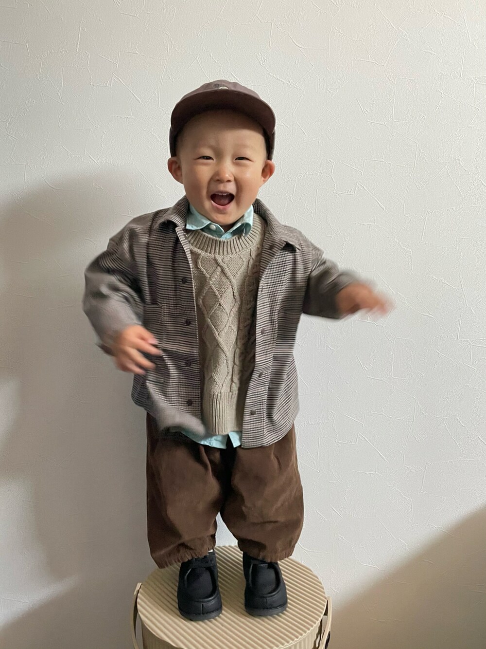 グリーン系のベスト、ブラウン系のシャツ/ブラウス、ブラウン系のパンツを着用したキッズの春コーディネートの3枚目の写真