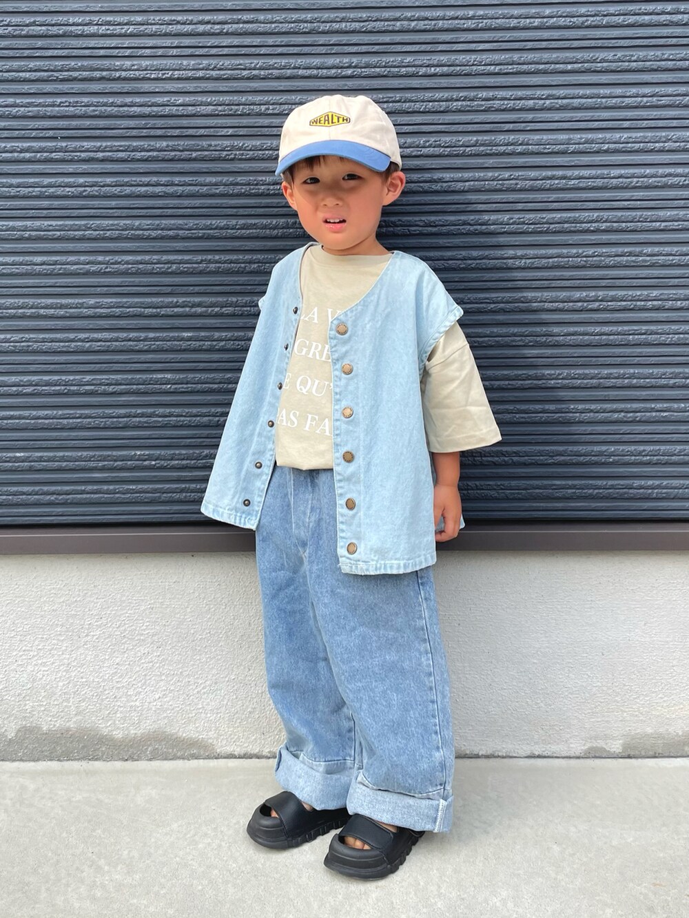 ブルー系のベスト、その他のTシャツ/カットソー、ブルー系のデニムパンツを着用したキッズの夏コーディネートの4枚目の写真