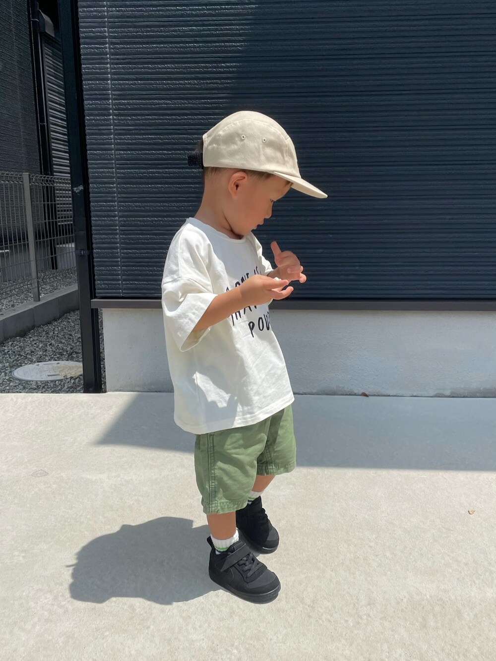 ホワイト系のTシャツ/カットソー、グリーン系のパンツ、ブラック系のスニーカーを着用したキッズの夏コーディネートの4枚目の写真