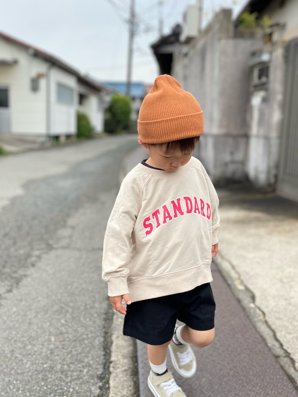 ベージュ系のスウェット、ブラック系のパンツ、ベージュ系のスニーカーを着用したキッズの春コーディネートの3枚目の写真