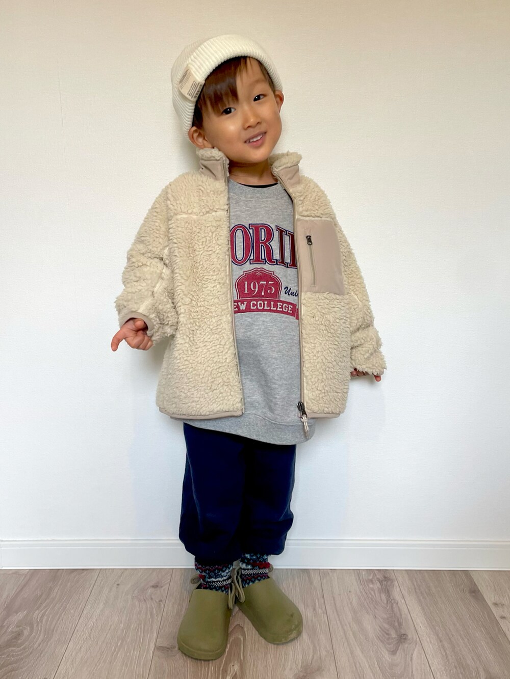 ベージュ系のその他アウター、グレー系のスウェット、ブルー系のスウェットパンツを着用したキッズの冬コーディネートの2枚目の写真