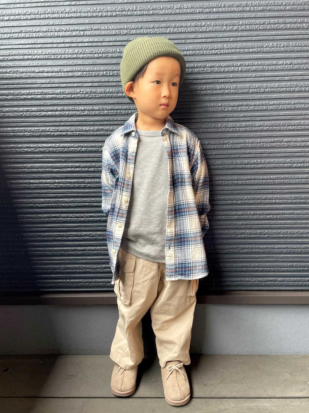 ブルー系のシャツ/ブラウス、グレー系のTシャツ/カットソー、ベージュ系のその他パンツを着用したキッズの秋コーディネートの3枚目の写真