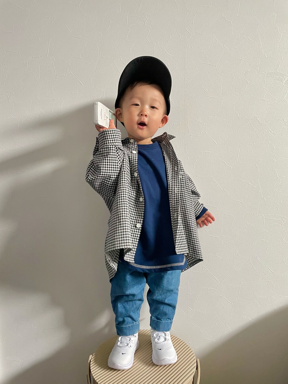 ブラック系のシャツ/ブラウス、グリーン系のスウェット、ブルー系のデニムパンツを着用したキッズの春コーディネートの3枚目の写真