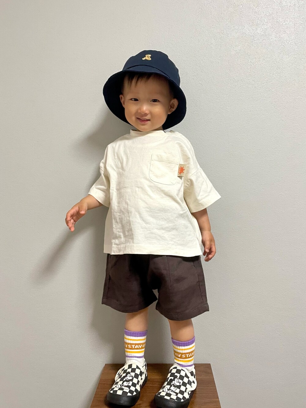 ホワイト系のTシャツ/カットソー、グレー系のその他パンツ、ブラック系のスリッポンを着用したキッズの春コーディネートの5枚目の写真