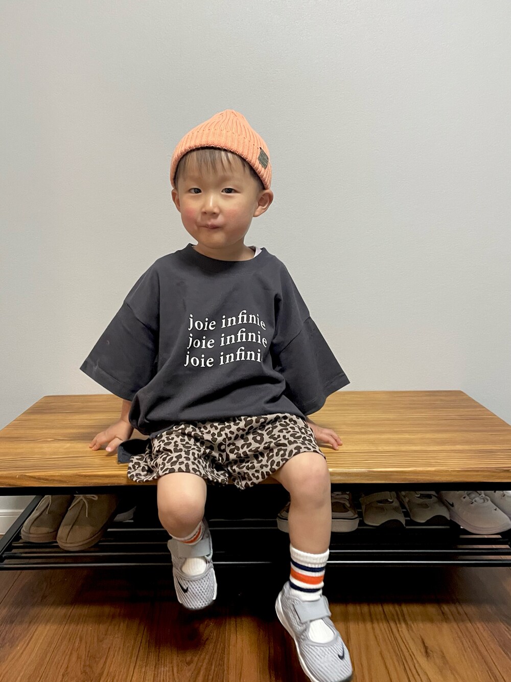 グレー系のTシャツ/カットソー、その他のその他パンツ、グレー系のスニーカーを着用したキッズの春コーディネートの4枚目の写真