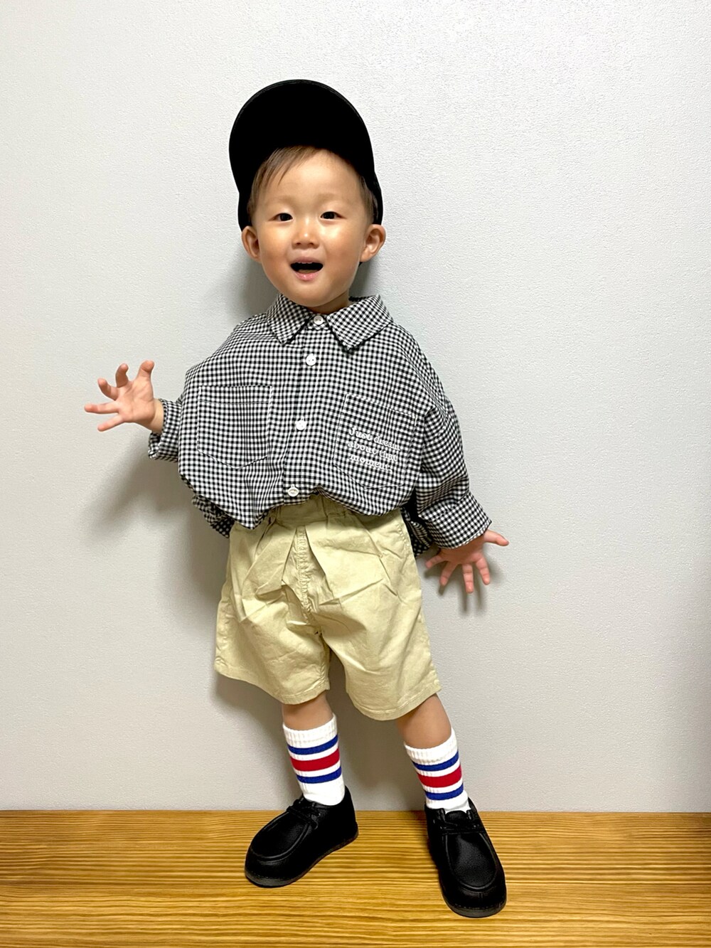 ブラック系のシャツ/ブラウス、ベージュ系のその他パンツ、ブラック系のブーツを着用したキッズの春コーディネートの2枚目の写真