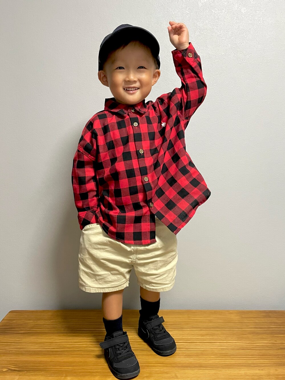 レッド系のシャツ/ブラウス、ベージュ系のその他パンツ、ブラック系のスニーカーを着用したキッズの秋コーディネートの5枚目の写真