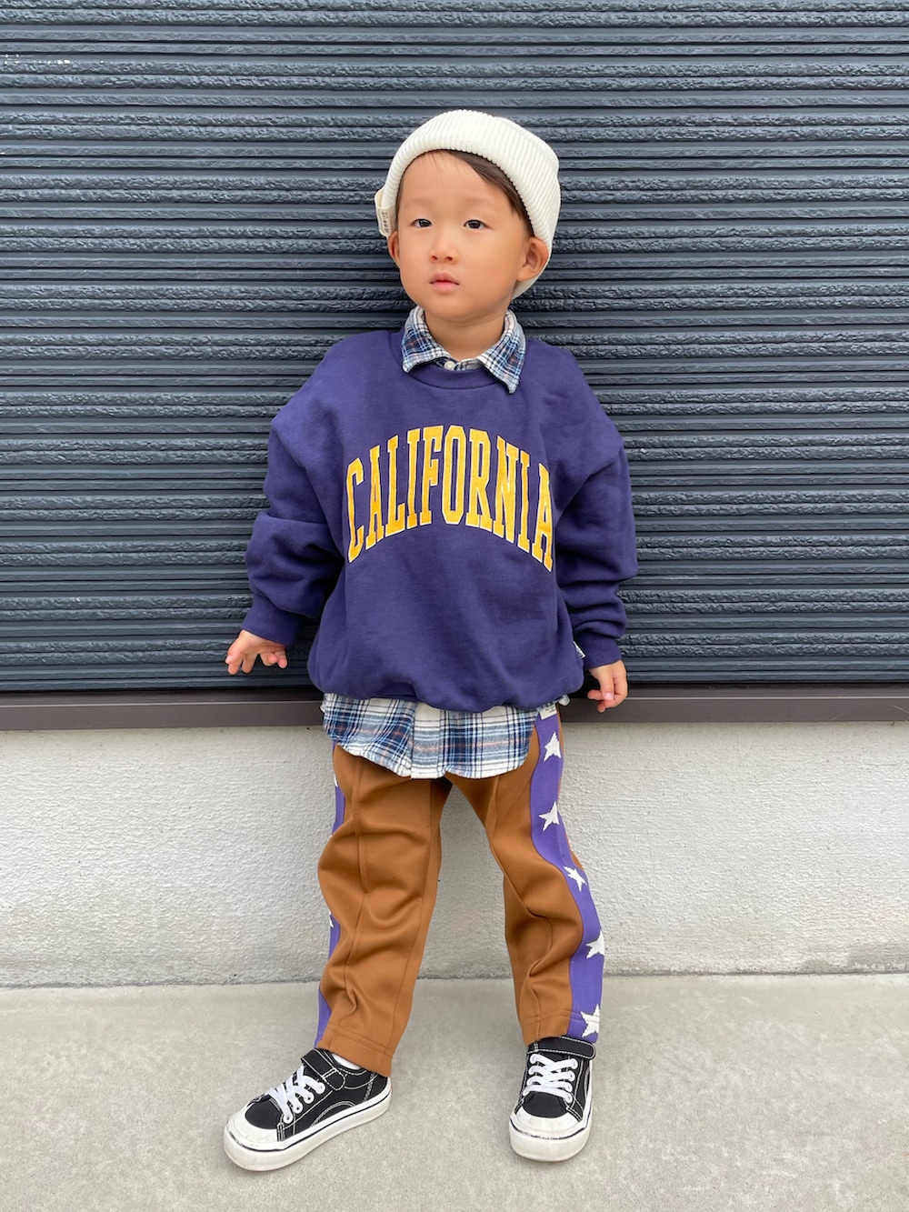 ブルー系のシャツ/ブラウス、ブルー系のスウェット、ブラウン系のその他パンツを着用したキッズの秋コーディネートの3枚目の写真