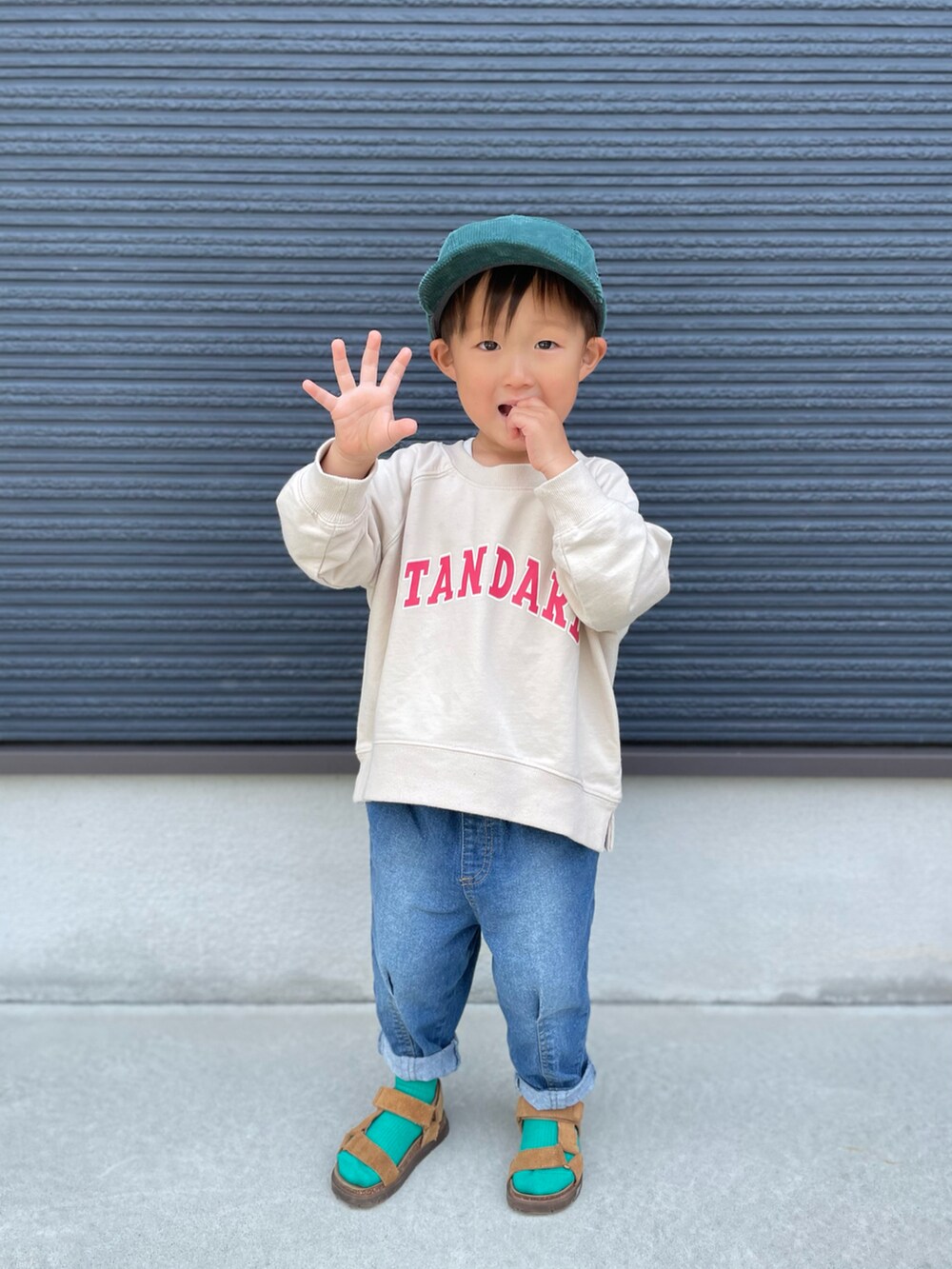 ベージュ系のスウェット、ブルー系のデニムパンツ、ブラウン系のサンダルを着用したキッズの春コーディネートの2枚目の写真