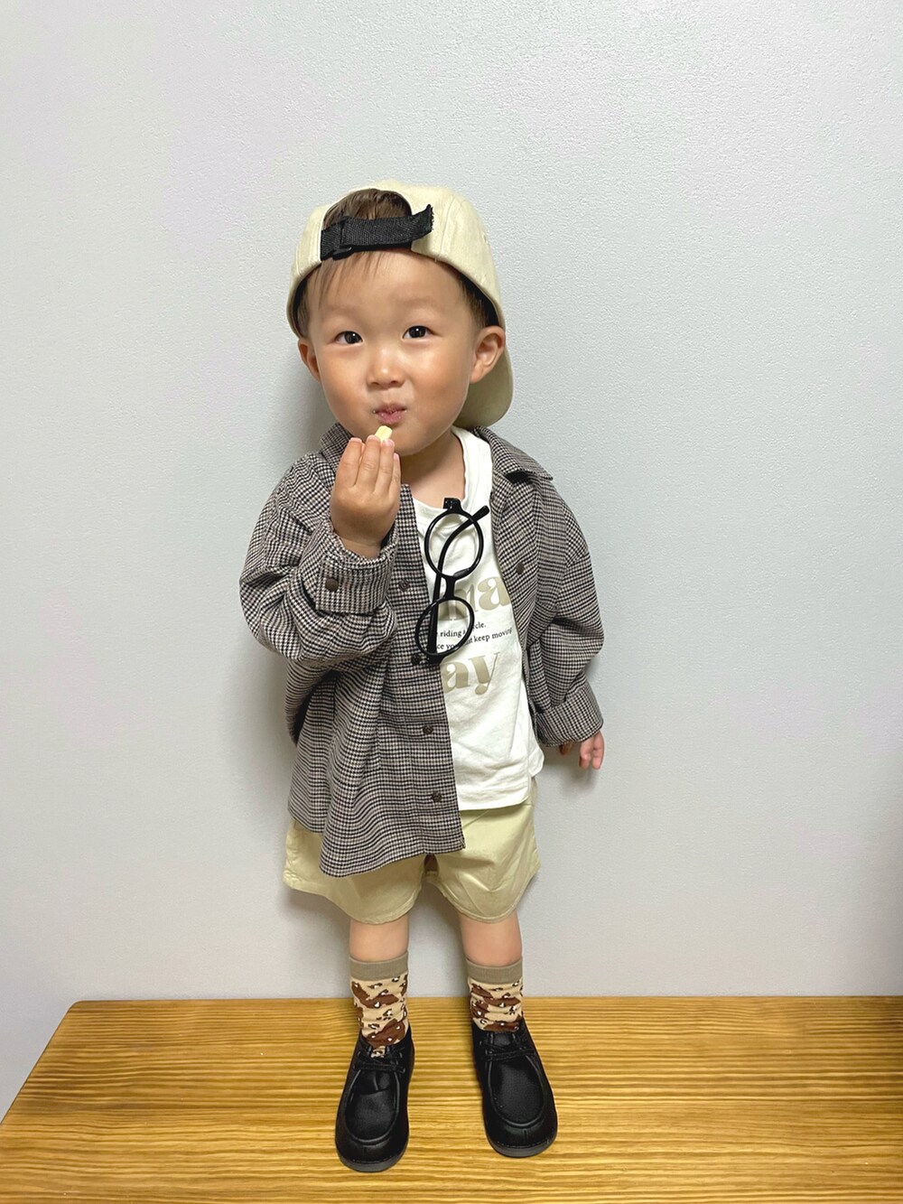 「FUDGE KIDSのトラッドスタイル、キャップ、ジャケット、ハーフパンツ、モカシン、男の子コーデ、カジュアル、春夏コーデ、お出かけコーデ、休日スタイル、ストリート、ビッグシルエット、カジュアルコーデ」|「西松屋のアイテム(キャップ、ベージュ系)」を使った、OTO ☺︎ RIRIさん(キッズ・80cm)の春コーディネートの4枚目の写真