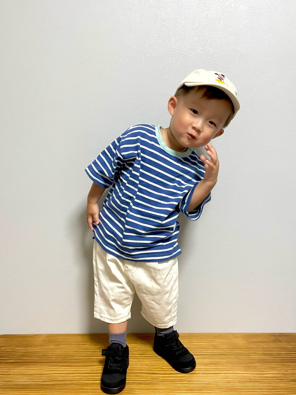 ブルー系のTシャツ/カットソー、ホワイト系のパンツ、ブラック系のスニーカーを着用したキッズの夏コーディネートの5枚目の写真