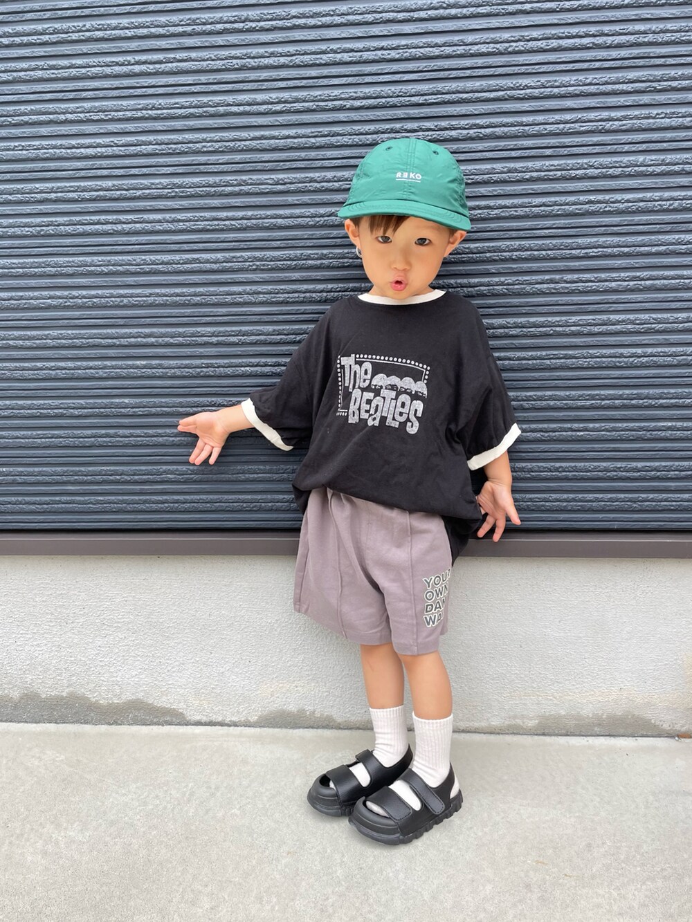 ブラック系のTシャツ/カットソー、グレー系のスウェットパンツ、ブラック系のサンダルを着用したキッズの夏コーディネートの4枚目の写真