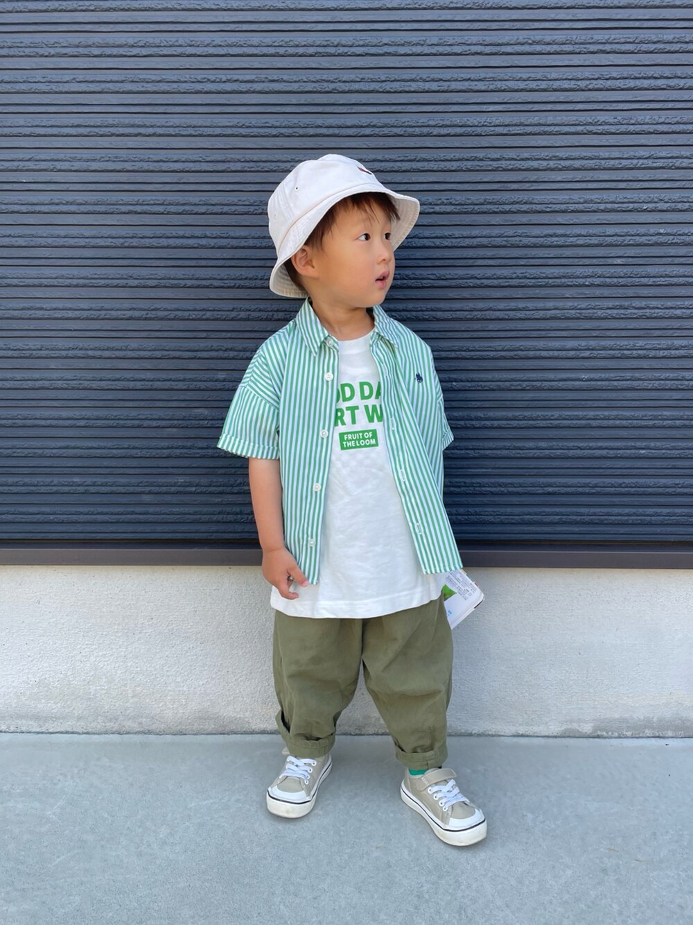 グリーン系のシャツ/ブラウス、ホワイト系のTシャツ/カットソー、グリーン系のその他パンツを着用したキッズの春コーディネートの4枚目の写真