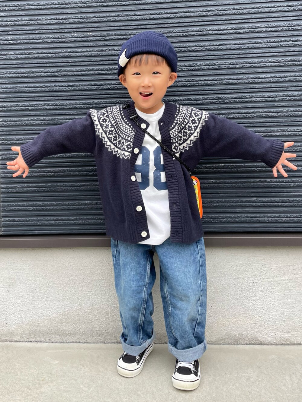 ホワイト系のTシャツ/カットソー、ブルー系のカーディガン/ボレロ、イエロー系のショルダーバッグを着用したキッズの秋コーディネートの4枚目の写真