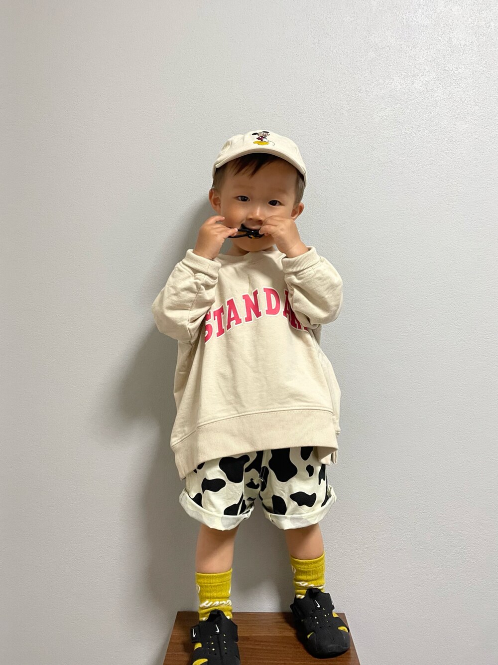 ベージュ系のスウェット、ホワイト系のその他パンツ、ブラック系のサンダルを着用したキッズの春コーディネートの4枚目の写真