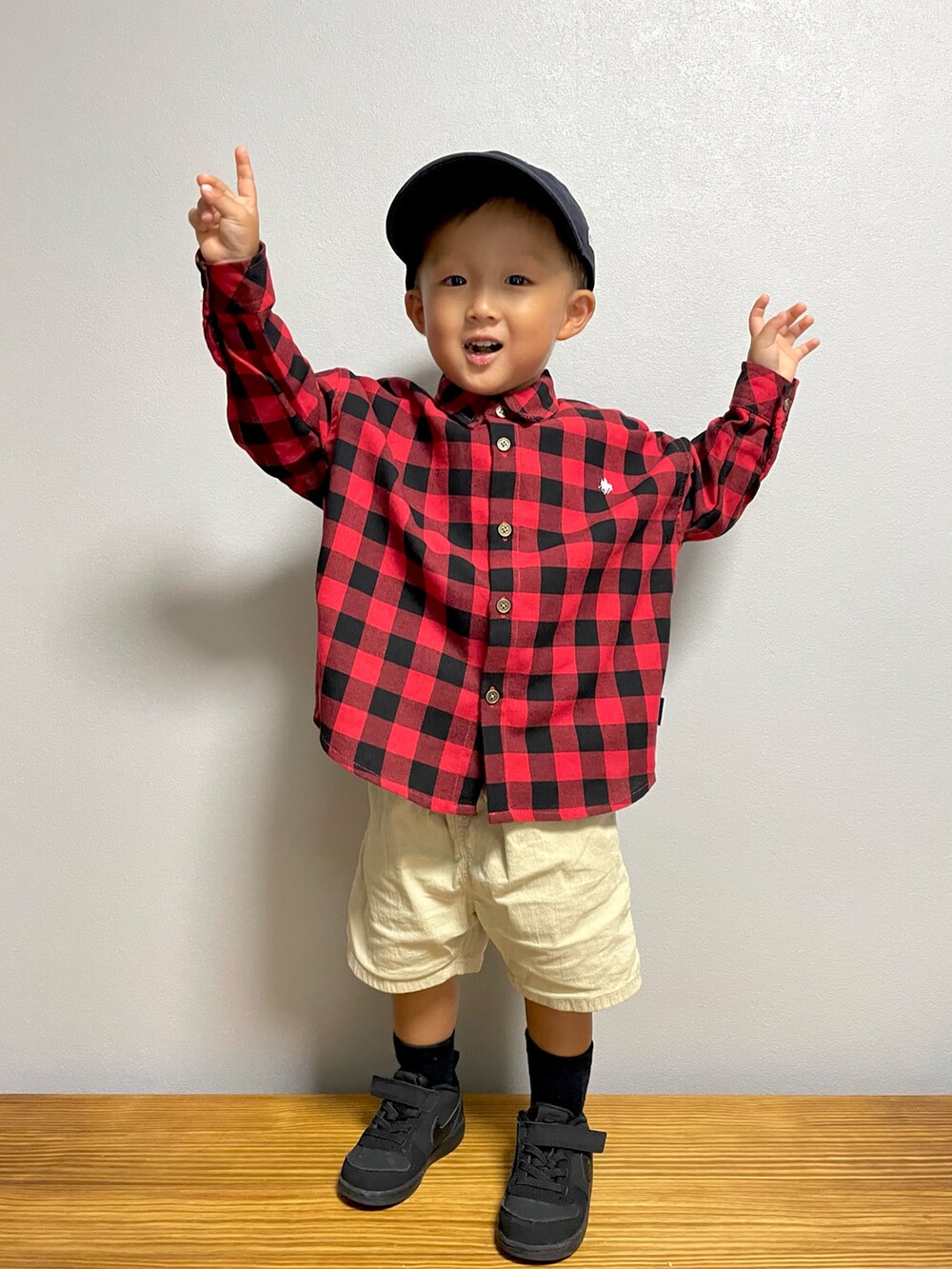 レッド系のシャツ/ブラウス、ベージュ系のその他パンツ、ブラック系のスニーカーを着用したキッズの秋コーディネートの2枚目の写真