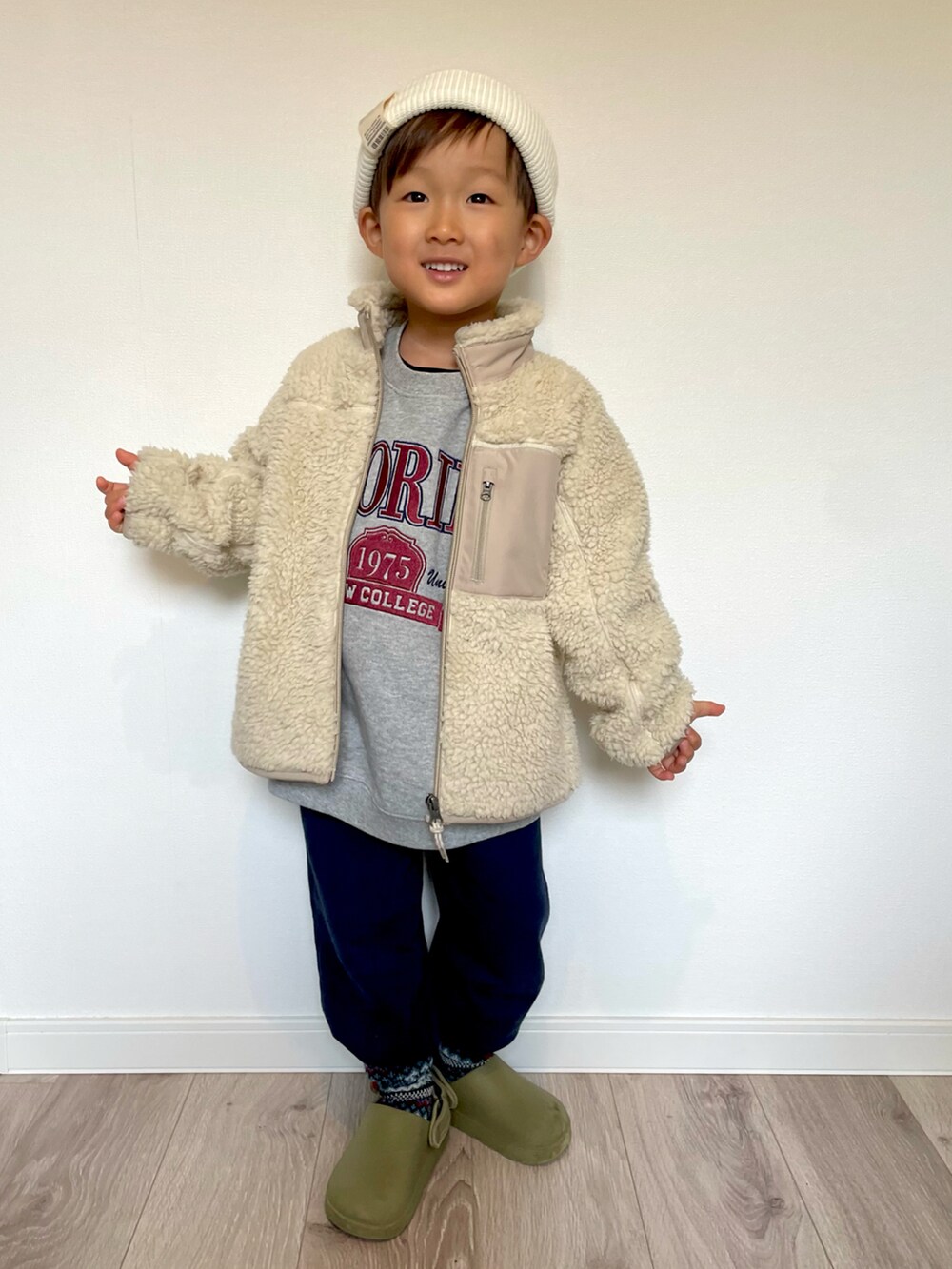 ベージュ系のその他アウター、グレー系のスウェット、ブルー系のスウェットパンツを着用したキッズの冬コーディネートの4枚目の写真