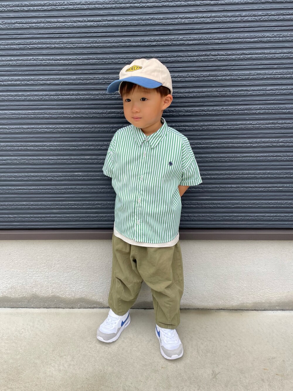 グリーン系のシャツ/ブラウス、グリーン系のその他パンツ、ホワイト系のスニーカーを着用したキッズの夏コーディネートの4枚目の写真