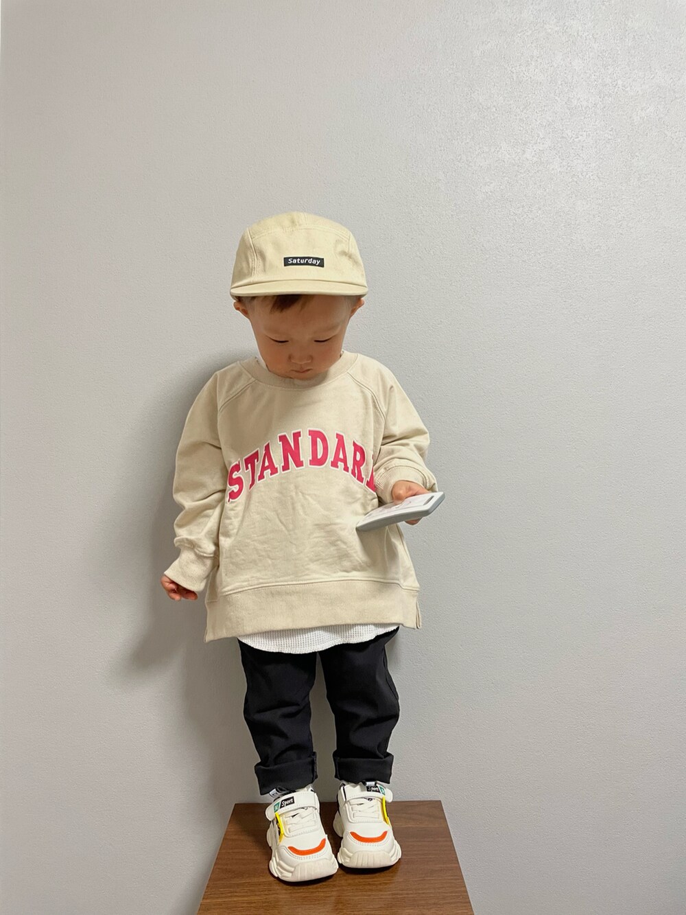 ベージュ系のスウェット、ホワイト系のタンクトップ、グレー系のその他パンツを着用したキッズの春コーディネートの4枚目の写真