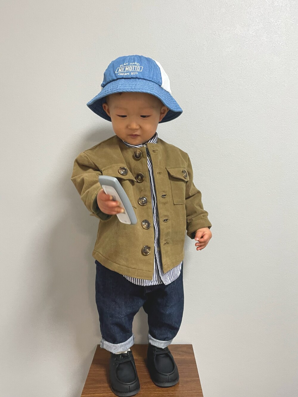 ブルー系のシャツ/ブラウス、グリーン系のノーカラージャケット、ブルー系のその他パンツを着用したキッズの冬コーディネートの5枚目の写真