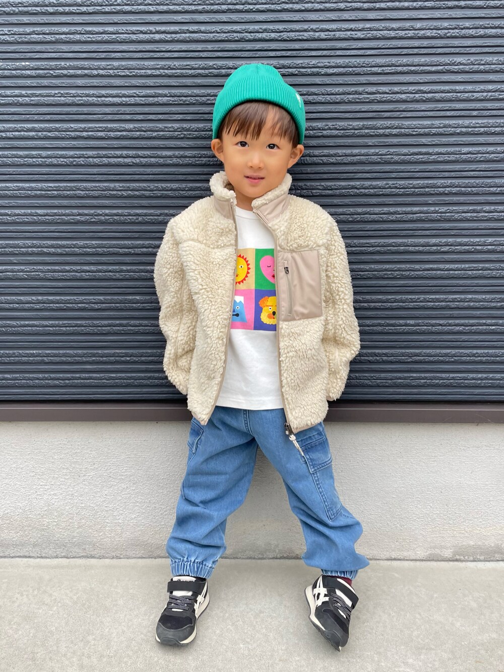「ニット帽、ジャケット、フリース、ロンT、カーゴパンツ、デニム、デニムパンツ、スニーカー、ストリート、冬コーデ、秋冬コーデ、アウター」｜「ZARA KIDSのアイテム（ニットキャップ/ビーニー、グリーン系）」を使った、ＯＴＯ ☺︎ ‬ＲＩＲＩさん（キッズ・90cm）の冬コーディネートの3枚目の写真