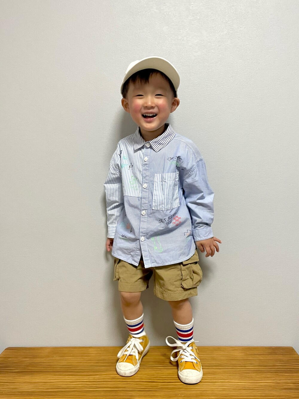 ブルー系のシャツ/ブラウス、ベージュ系のその他パンツ、イエロー系のスニーカーを着用したキッズの春コーディネートの4枚目の写真