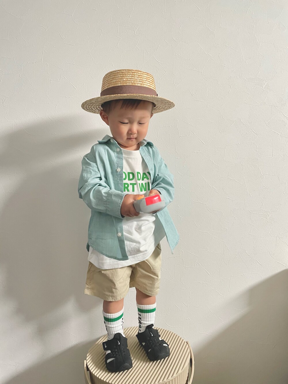 グリーン系のシャツ/ブラウス、ホワイト系のTシャツ/カットソー、ベージュ系のその他パンツを着用したキッズの春コーディネートの4枚目の写真