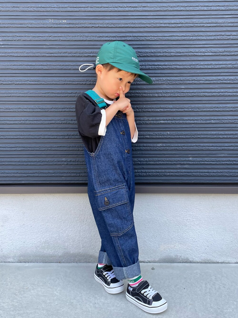 ブラック系のTシャツ/カットソー、ブルー系のサロペット/オーバーオール、ブラック系のスニーカーを着用したキッズの夏コーディネートの5枚目の写真