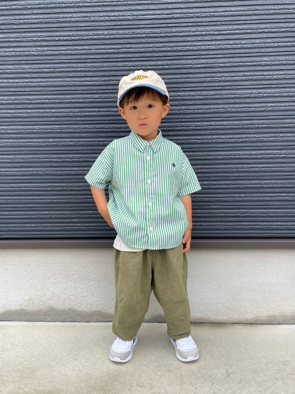 グリーン系のシャツ/ブラウス、グリーン系のその他パンツ、ホワイト系のスニーカーを着用したキッズの夏コーディネートの3枚目の写真