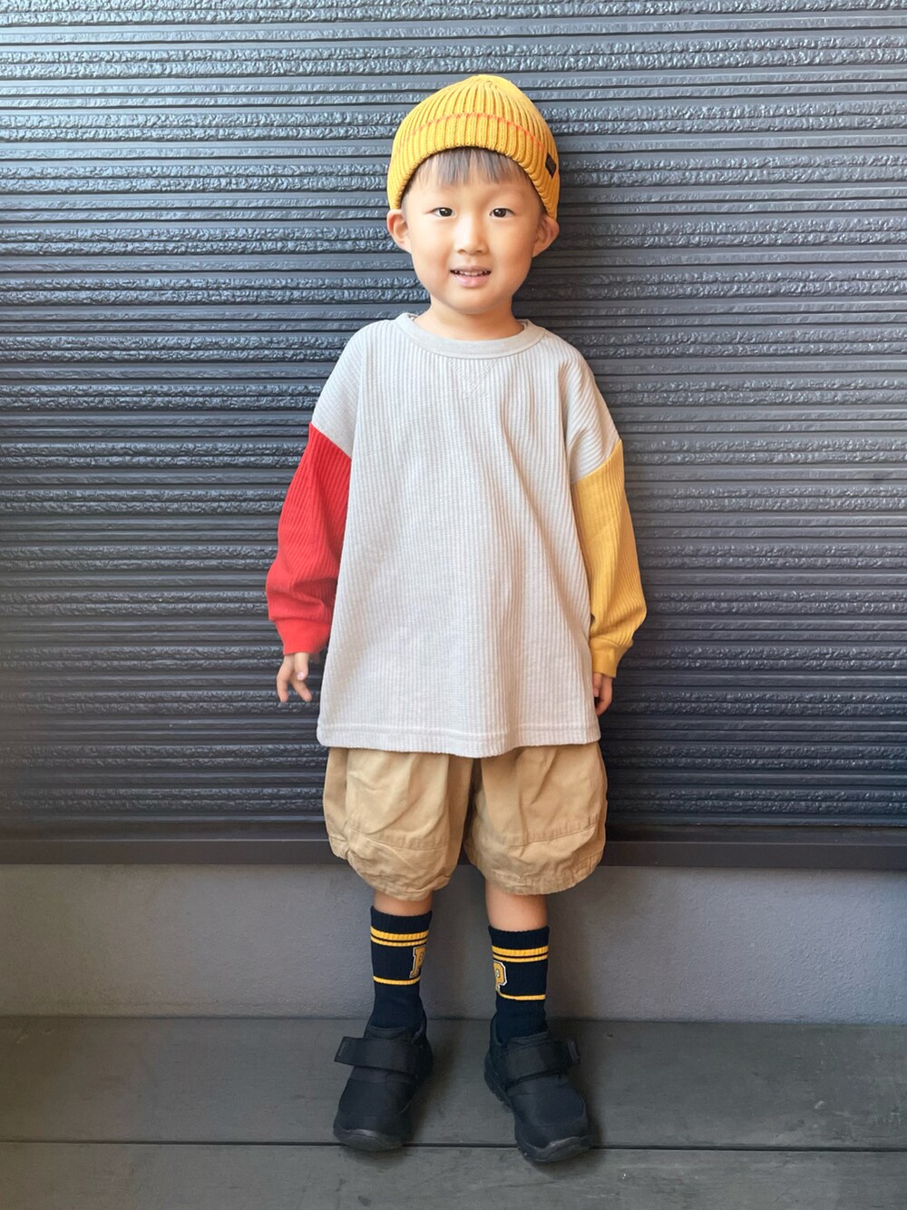 ベージュ系のTシャツ/カットソー、ブラック系のスニーカー、ベージュ系のその他パンツを着用したキッズの秋コーディネートの4枚目の写真