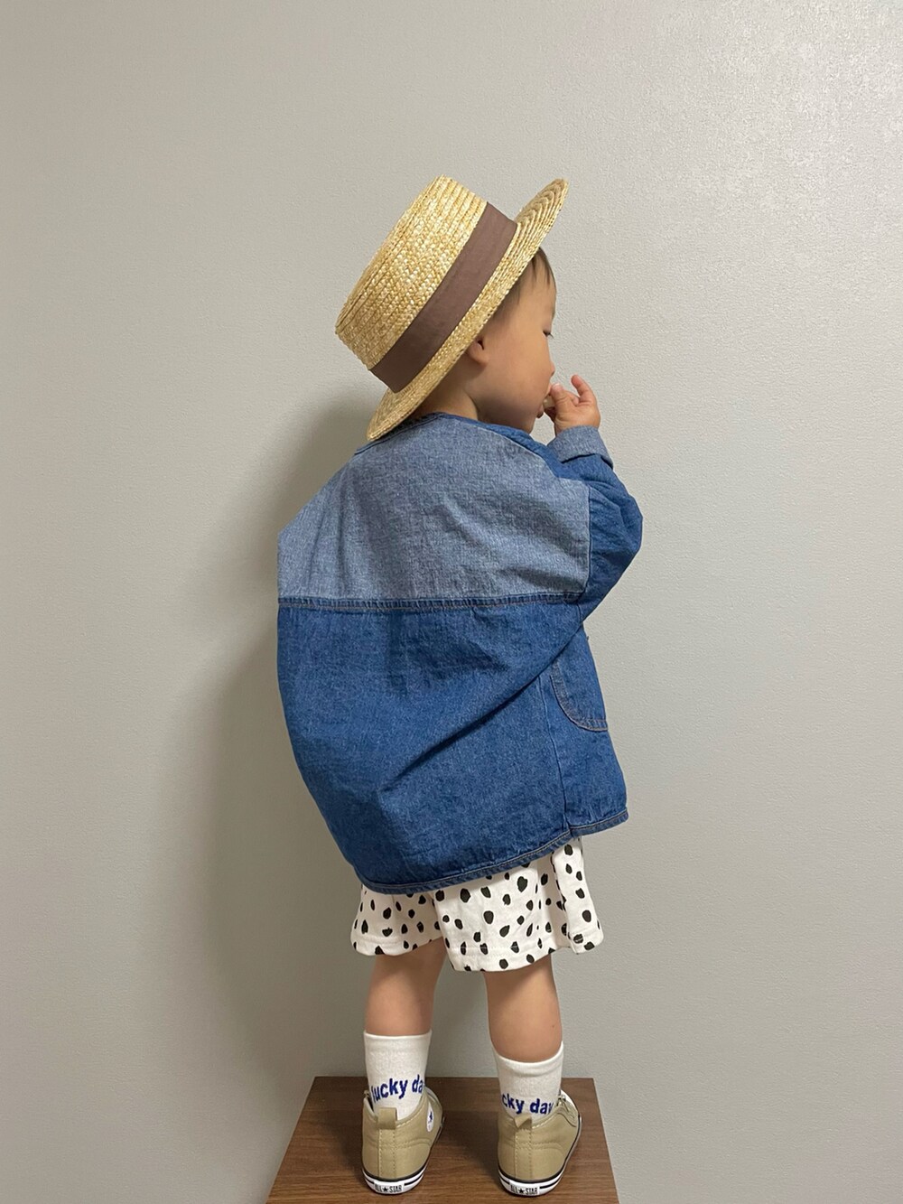 ブラック系のTシャツ/カットソー、ブルー系のデニムジャケット、ホワイト系のタンクトップを着用したキッズの春コーディネートの3枚目の写真