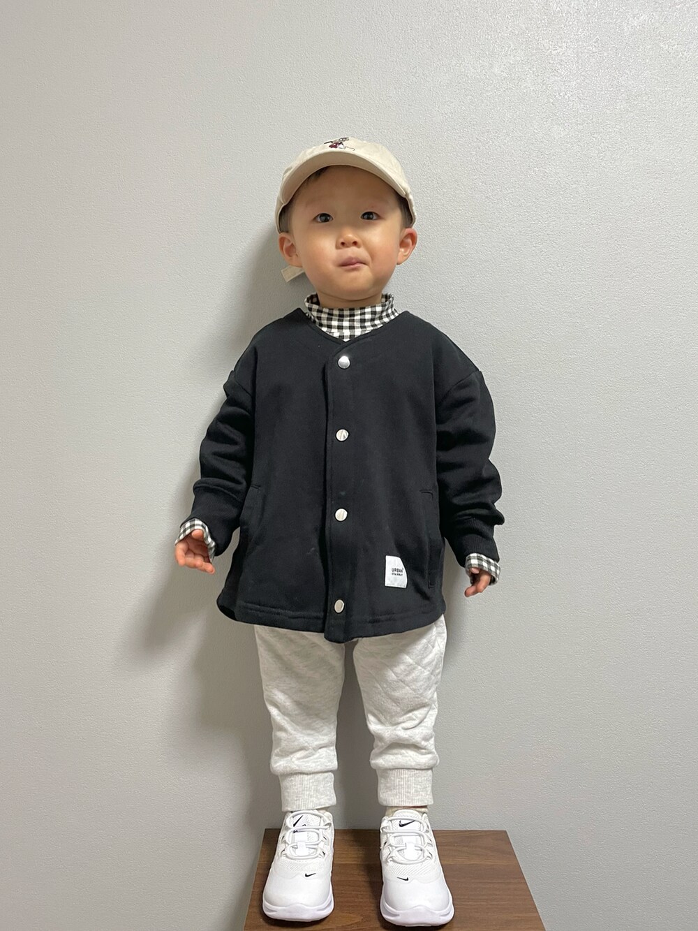 ブラック系のTシャツ/カットソー、ブラック系のノーカラージャケット、ホワイト系のその他パンツを着用したキッズの冬コーディネートの2枚目の写真