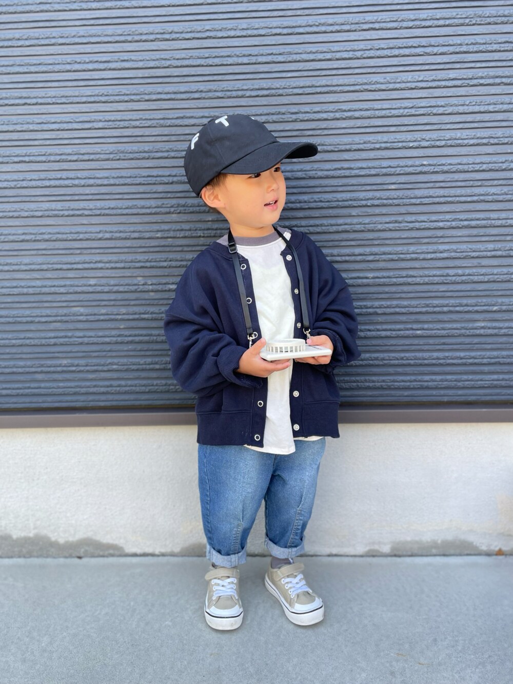 グレー系のTシャツ/カットソー、ブルー系のデニムパンツ、ベージュ系のスニーカーを着用したキッズの春コーディネートの4枚目の写真