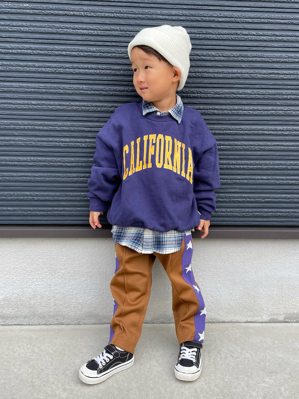 ブルー系のシャツ/ブラウス、ブルー系のスウェット、ブラウン系のその他パンツを着用したキッズの秋コーディネートの2枚目の写真