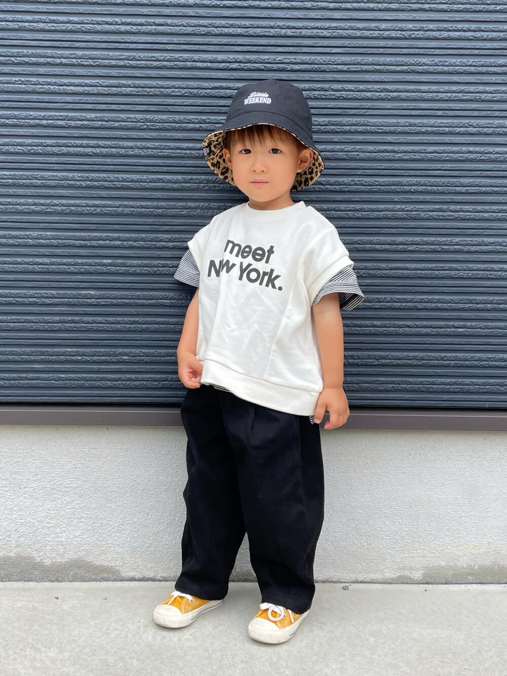 ホワイト系のスウェット、ブラック系のTシャツ/カットソー、ブラック系のその他パンツを着用したキッズの夏コーディネートの2枚目の写真