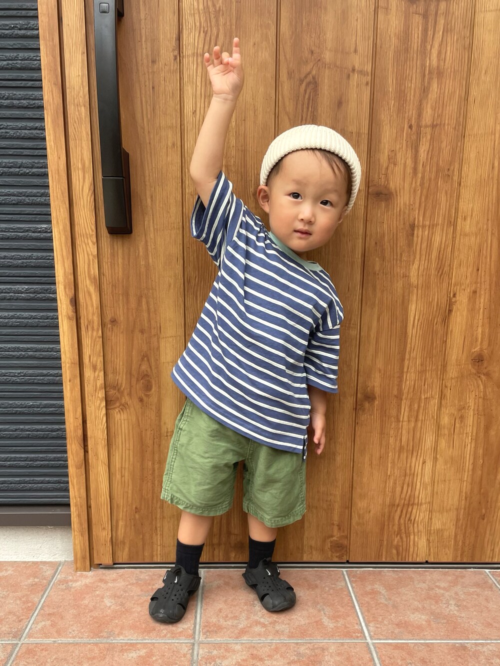 ブルー系のTシャツ/カットソー、グリーン系のパンツ、ブラック系のサンダルを着用したキッズの夏コーディネートの3枚目の写真