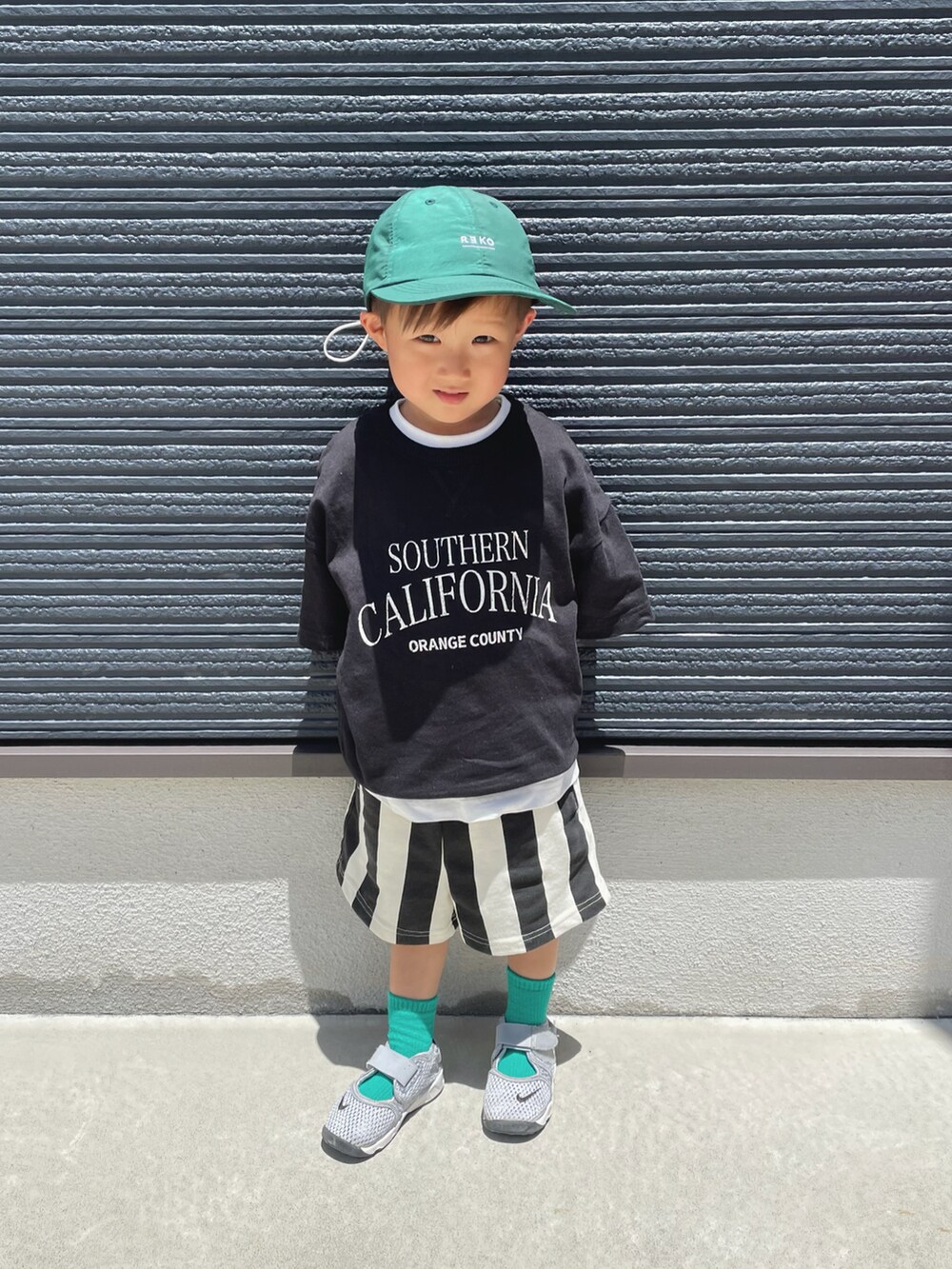 ブラック系のスウェット、ブラック系のその他パンツ、グレー系のスニーカーを着用したキッズの夏コーディネートの3枚目の写真