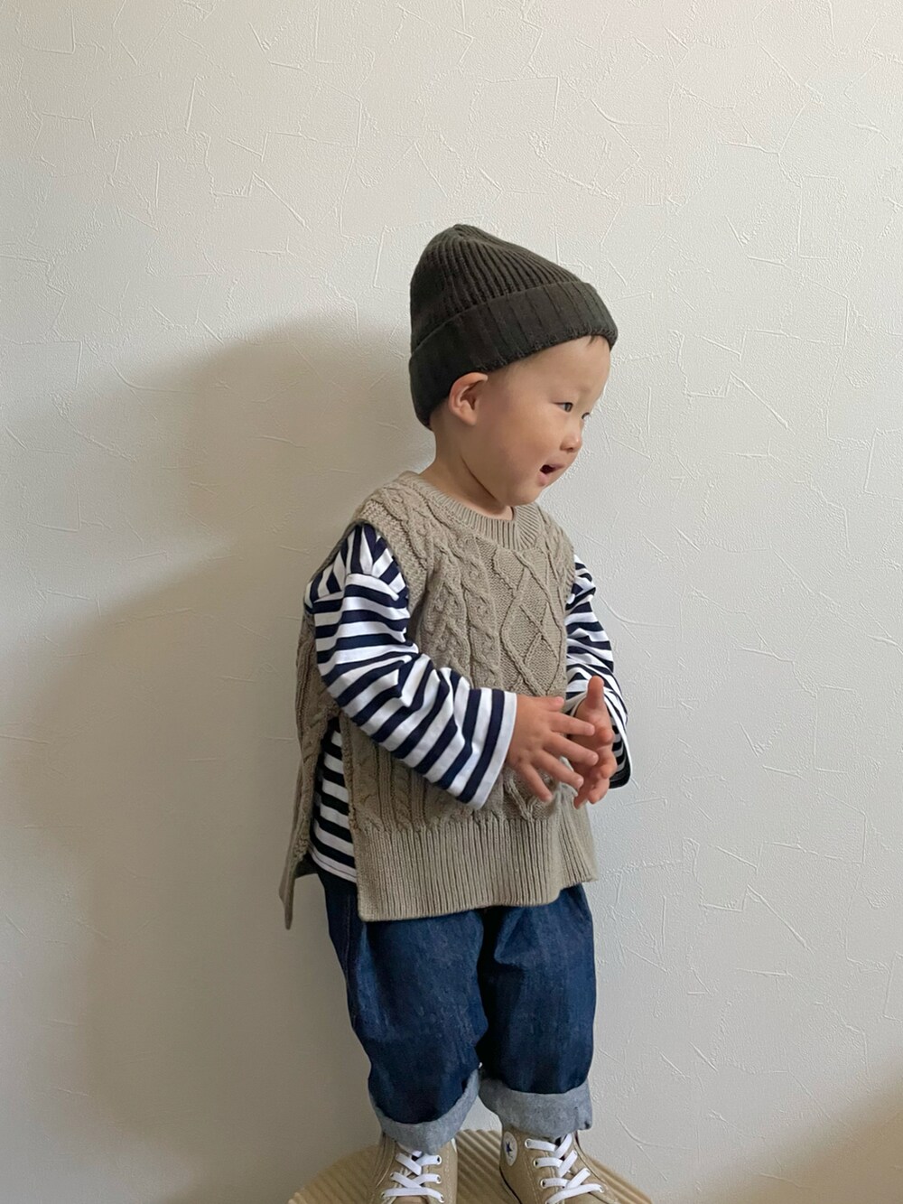 グリーン系のベスト、ブルー系のTシャツ/カットソー、その他のデニムパンツを着用したキッズの春コーディネートの5枚目の写真