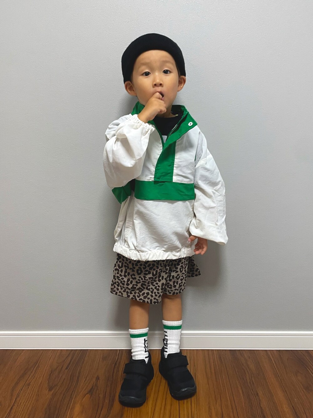 グリーン系のナイロンジャケット、その他のその他パンツ、ブラック系のスニーカーを着用したキッズの秋コーディネートの4枚目の写真