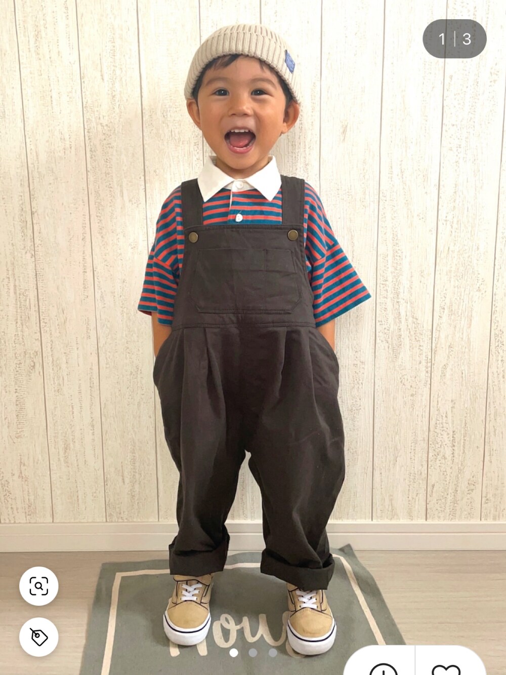 その他のTシャツ/カットソー、グレー系のサロペット/オーバーオール、ホワイト系のスニーカーを着用したキッズの秋コーディネートの3枚目の写真