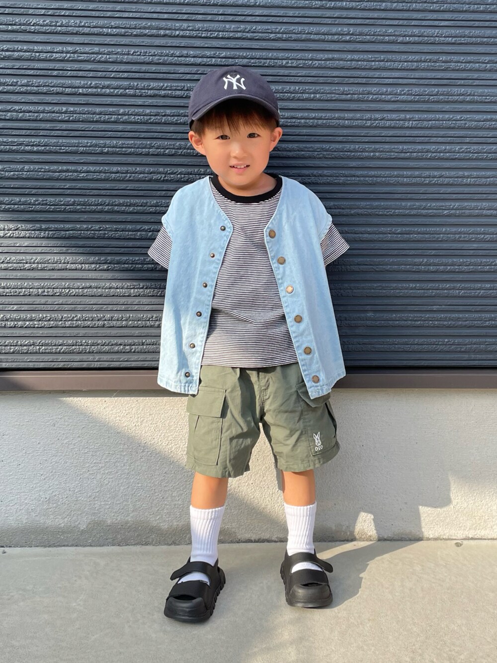 ブラック系のTシャツ/カットソー、ブルー系のベスト、グリーン系のその他パンツを着用したキッズの夏コーディネートの2枚目の写真