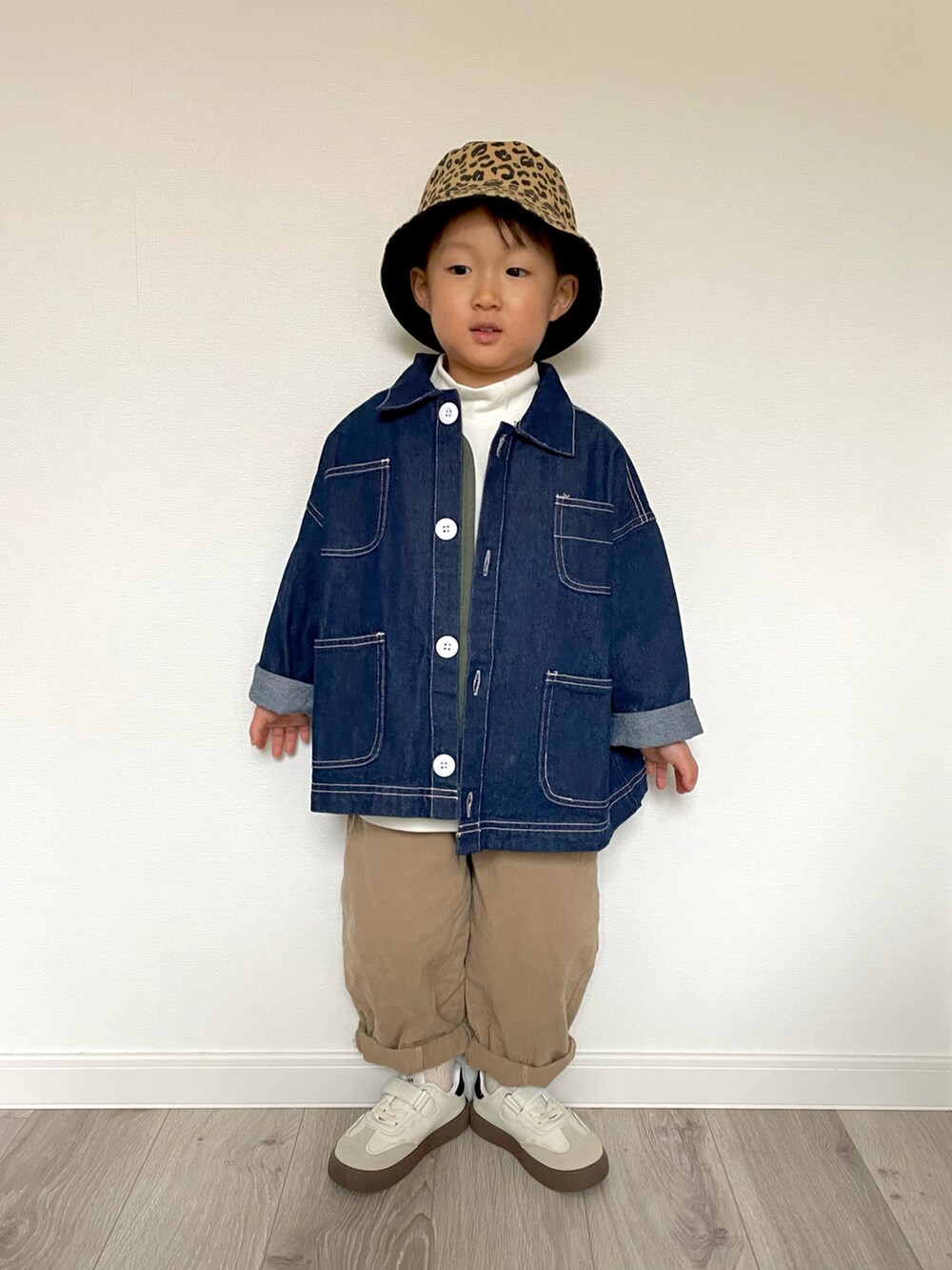 ブルー系のデニムジャケット、グリーン系のカーディガン/ボレロ、ホワイト系のTシャツ/カットソーを着用したキッズの冬コーディネートの5枚目の写真