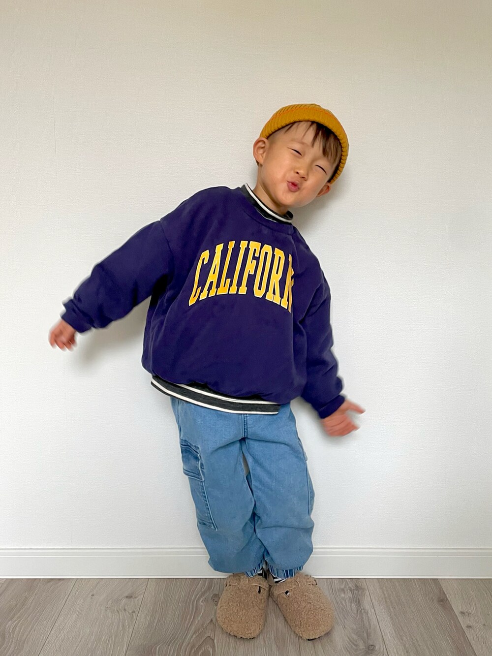 ブラック系のTシャツ/カットソー、ブルー系のスウェット、ブルー系のカーゴパンツを着用したキッズの冬コーディネートの3枚目の写真