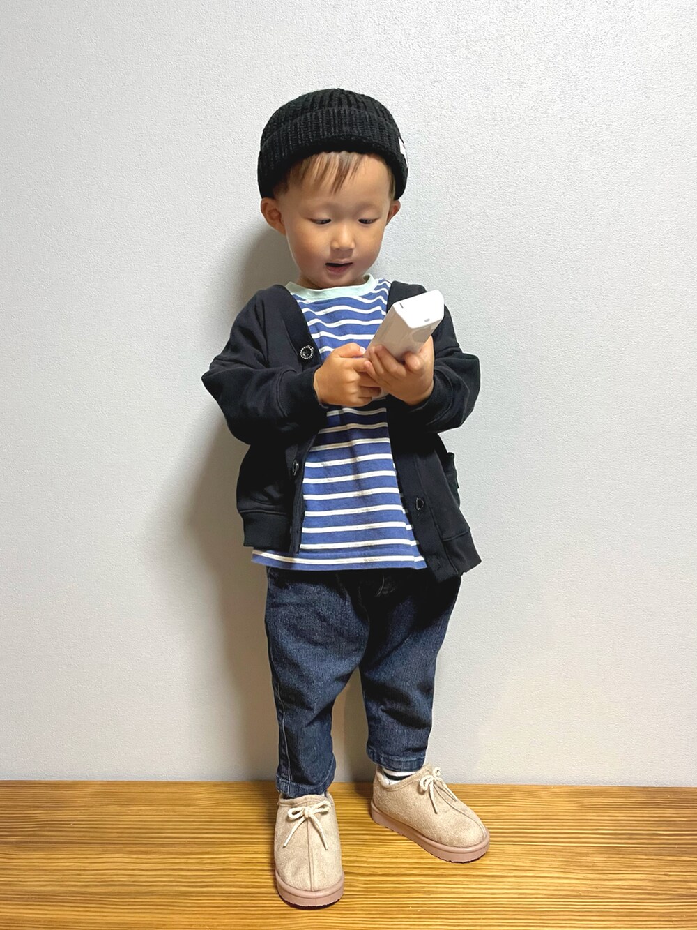 ブルー系のTシャツ/カットソー、ブラック系のカーディガン/ボレロ、ブルー系のその他パンツを着用したキッズの秋コーディネートの2枚目の写真