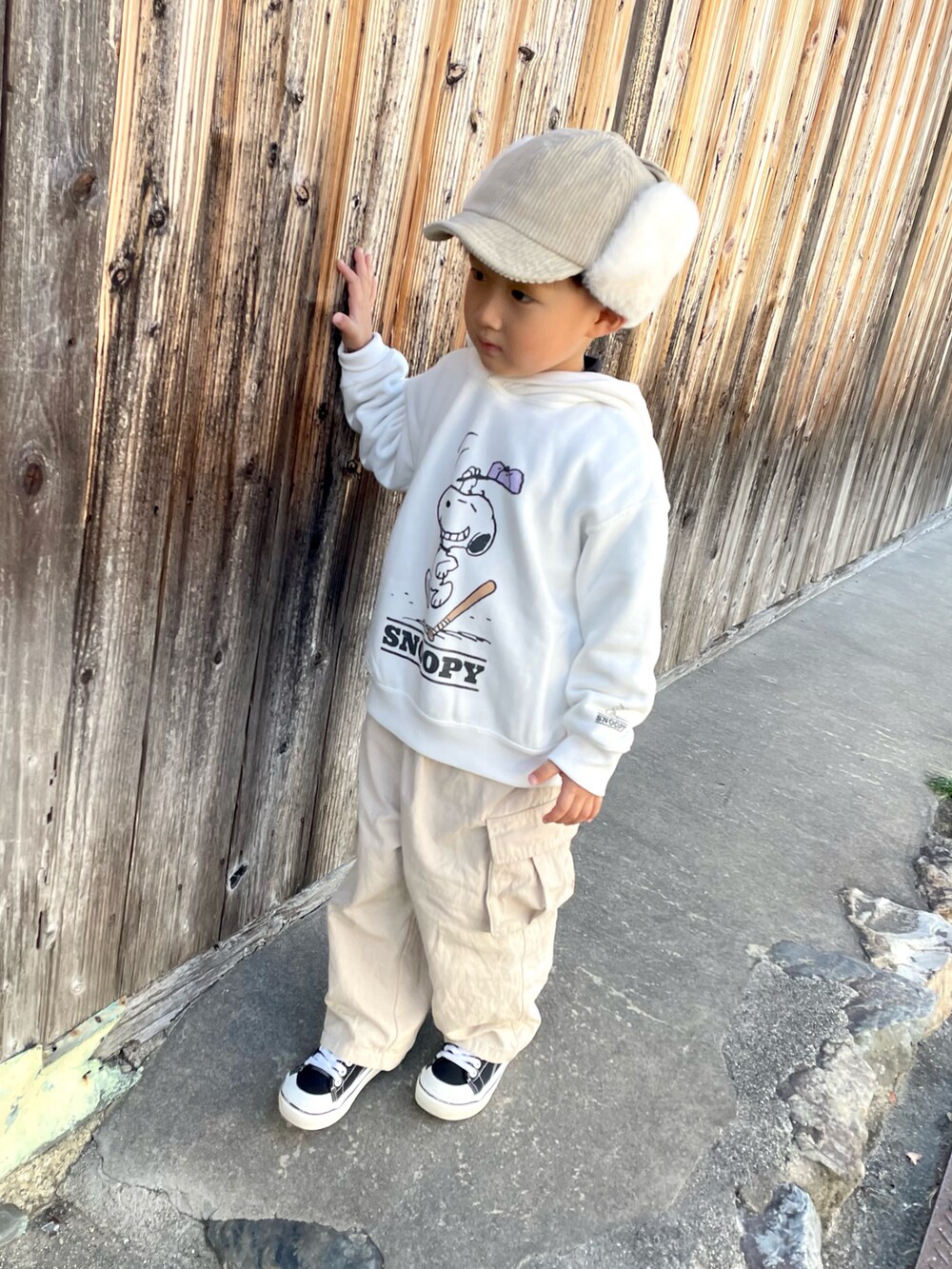 ホワイト系のパーカー、ベージュ系のその他パンツ、ブラック系のスニーカーを着用したキッズの秋コーディネートの2枚目の写真