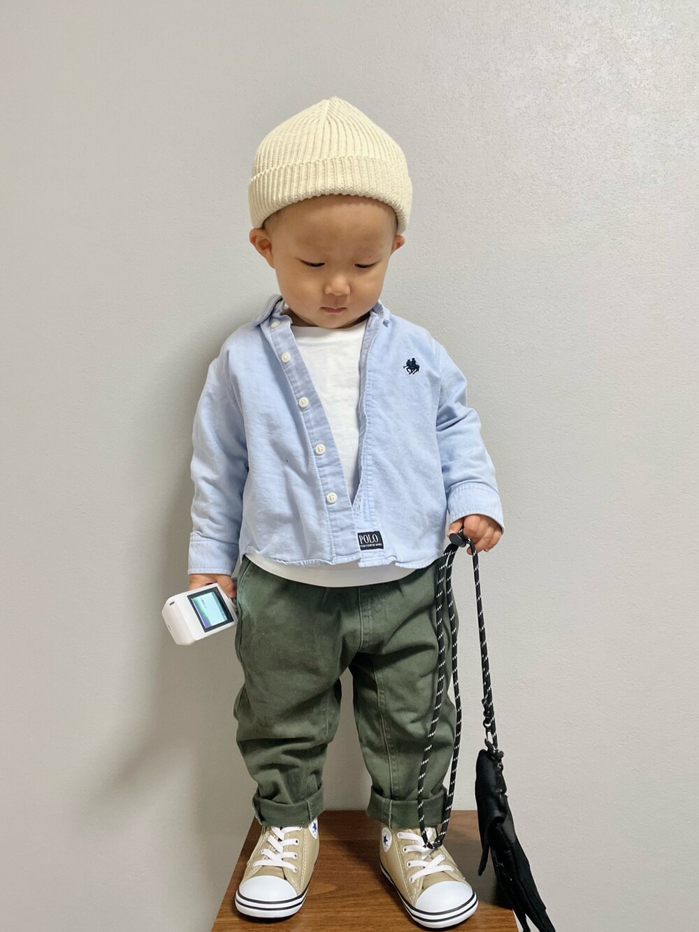 ブルー系のシャツ/ブラウス、グリーン系のその他パンツ、ベージュ系のスニーカーを着用したキッズの冬コーディネートの2枚目の写真