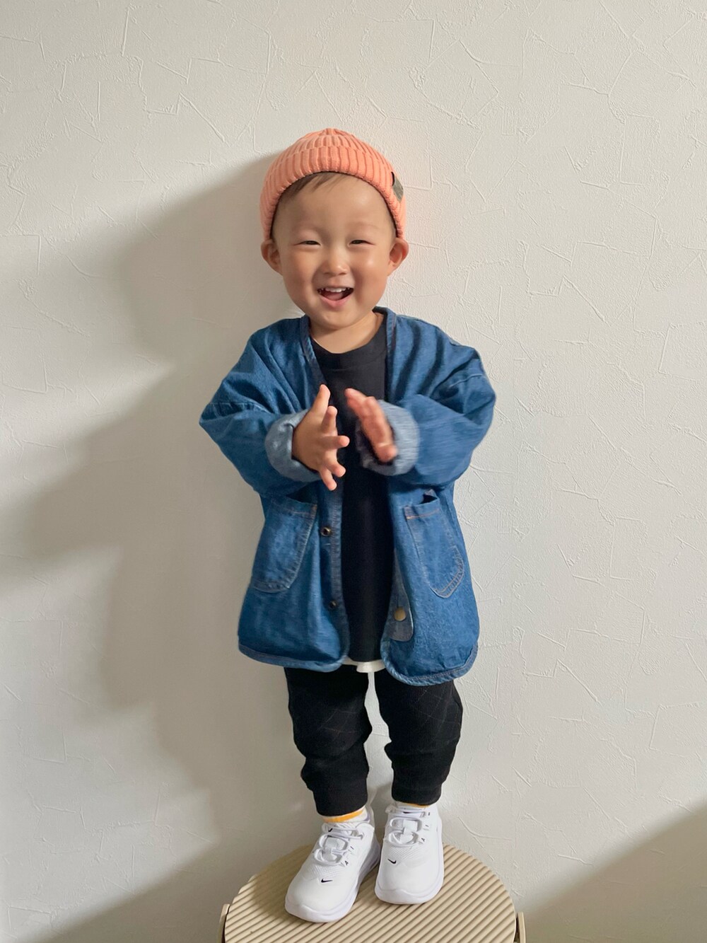 ブルー系のデニムジャケット、ブラック系のTシャツ/カットソー、ホワイト系のタンクトップを着用したキッズの春コーディネートの5枚目の写真