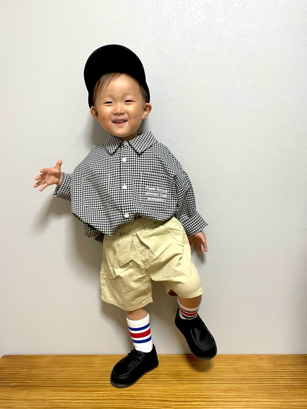 ブラック系のシャツ/ブラウス、ベージュ系のその他パンツ、ブラック系のブーツを着用したキッズの春コーディネートの3枚目の写真